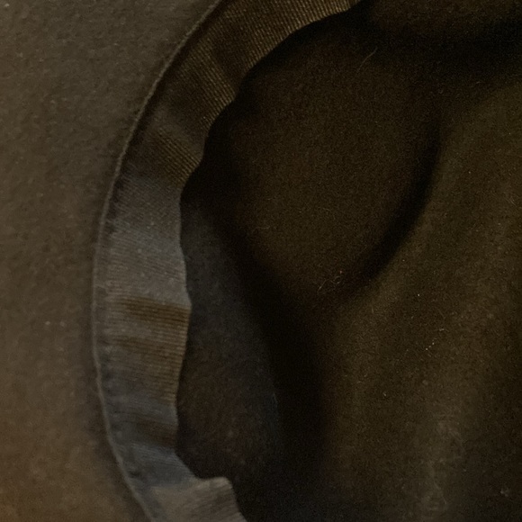 Fedora-Gelso Bianca pinched black Fedora 100% wool with gold chain.  Classic - Picture 14 of 15